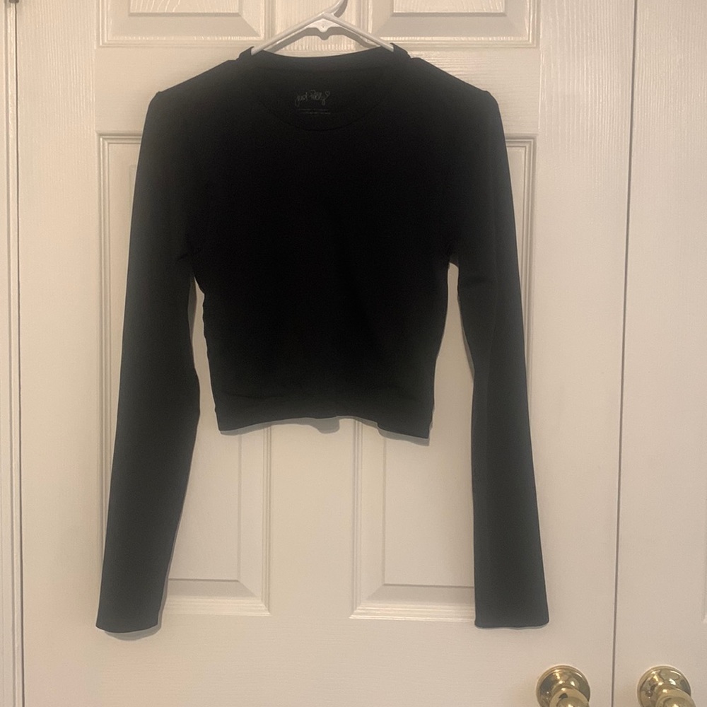 Pre-loved black fitted long sleeve top!